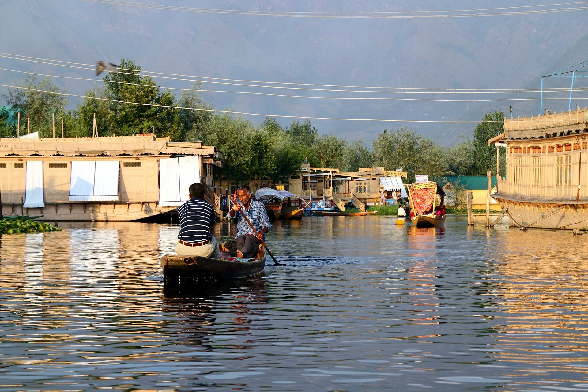 Kashmir — Dal Lake, gardens & gondolas